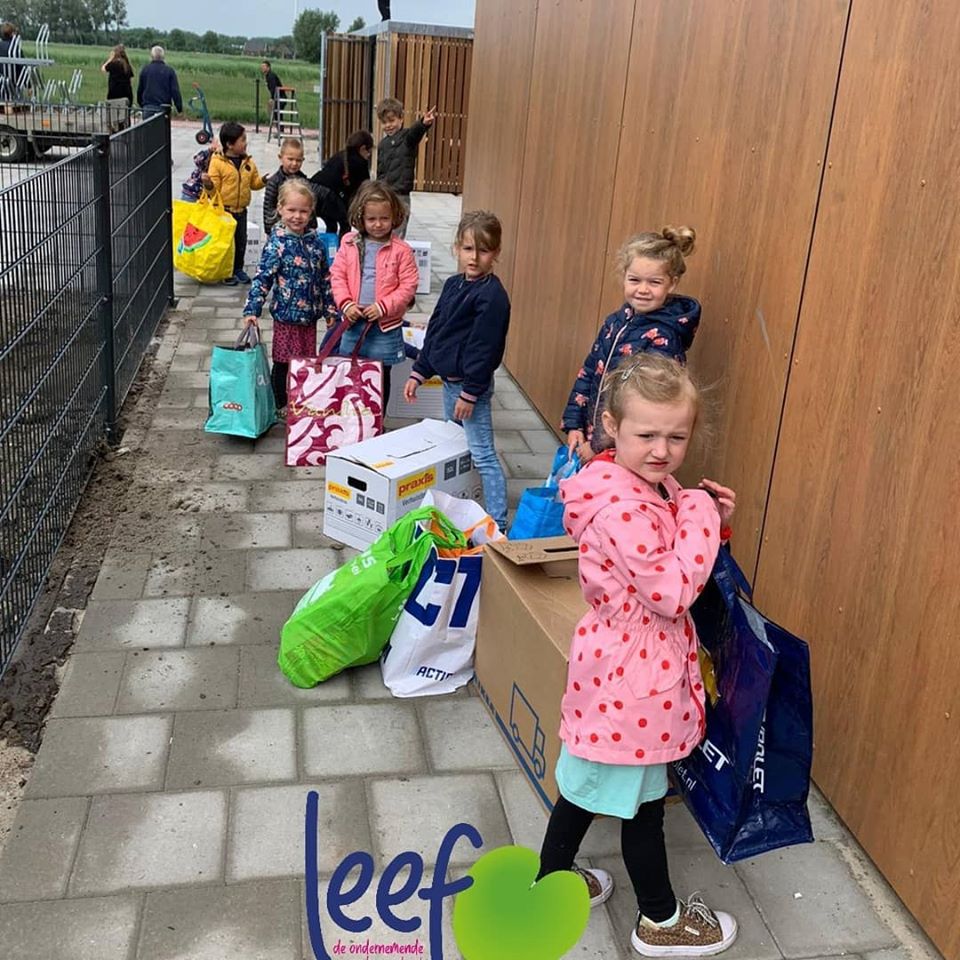 Kinderen tijdens verhuizing naar tijdelijke locatie Leef
